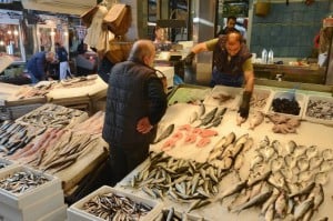 fish-market-marketplace-people-3713-528x350
